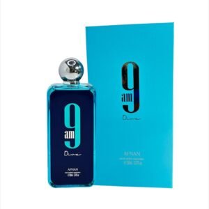 Afnan 9AM Dive: aroma fresco y vibrante con limón, incienso y sándalo. Ideal para comenzar el día con estilo y energía.