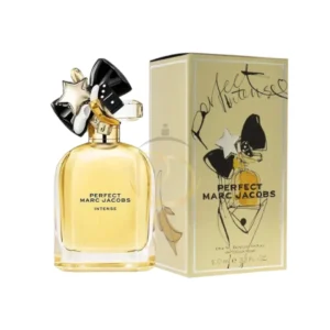 Perfume Perfect Intense con líquido ámbar y tapa de amuletos dorados. Floral gourmand.