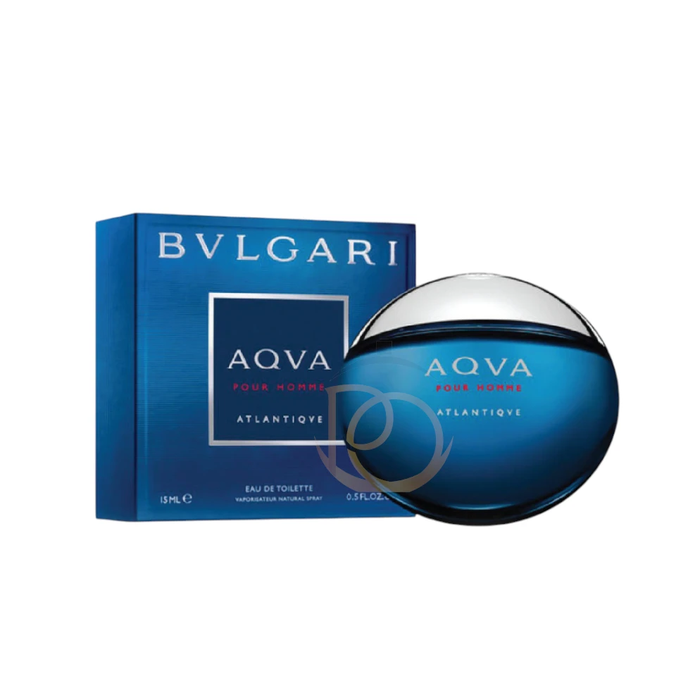 Frasco icónico de Bvlgari Aqva Atlantiqve azul intenso, redondo y plano, que evoca una roca marina.