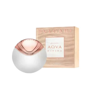 Frasco de Bvlgari Aqva Divina con forma de concha, color blanco perlado, que evoca una joya marina.