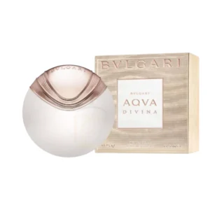 Frasco de Bvlgari Aqva Divina con forma de concha, color blanco perlado, que evoca una joya marina.