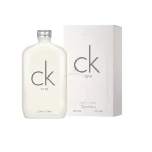 Frasco icónico de vidrio esmerilado del perfume CK One de Calvin Klein con líquido transparente.