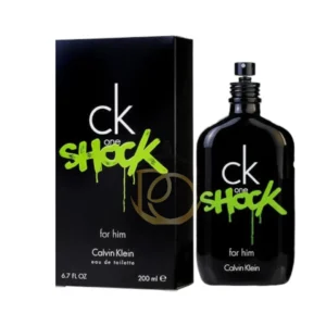 Frasco negro opaco del perfume CK One Shock For Him con el logo pintado en grafiti verde.