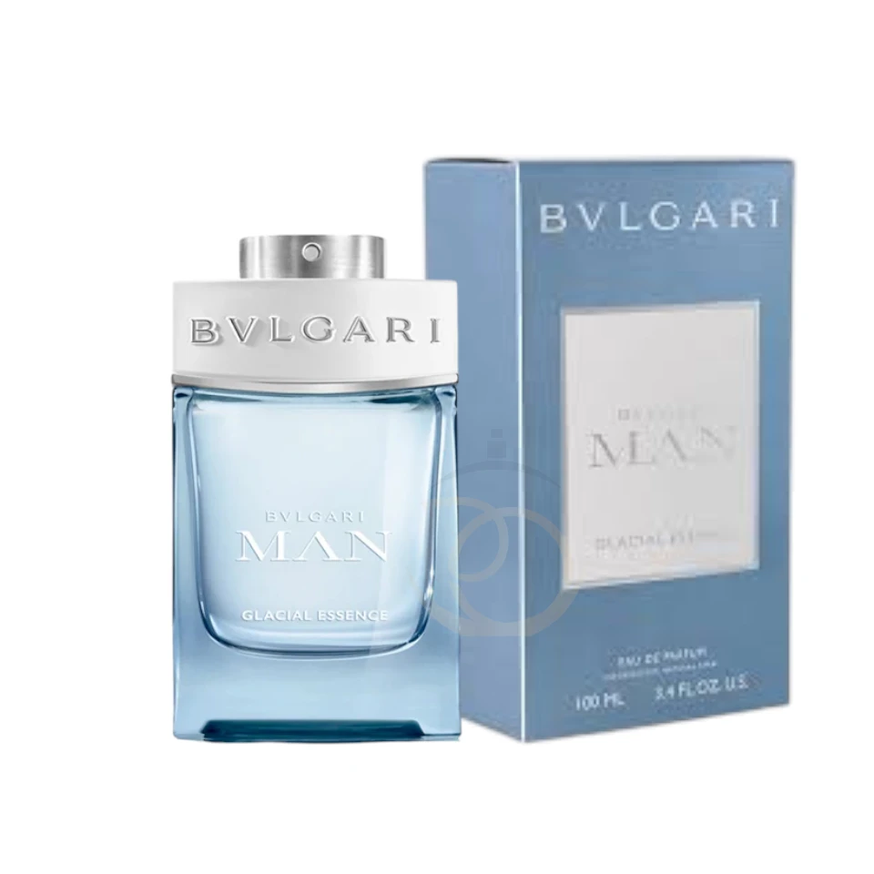 Frasco de Bvlgari Man Glacial Essence de cristal esmerilado azul hielo con detalles plateados, sobre fondo claro.