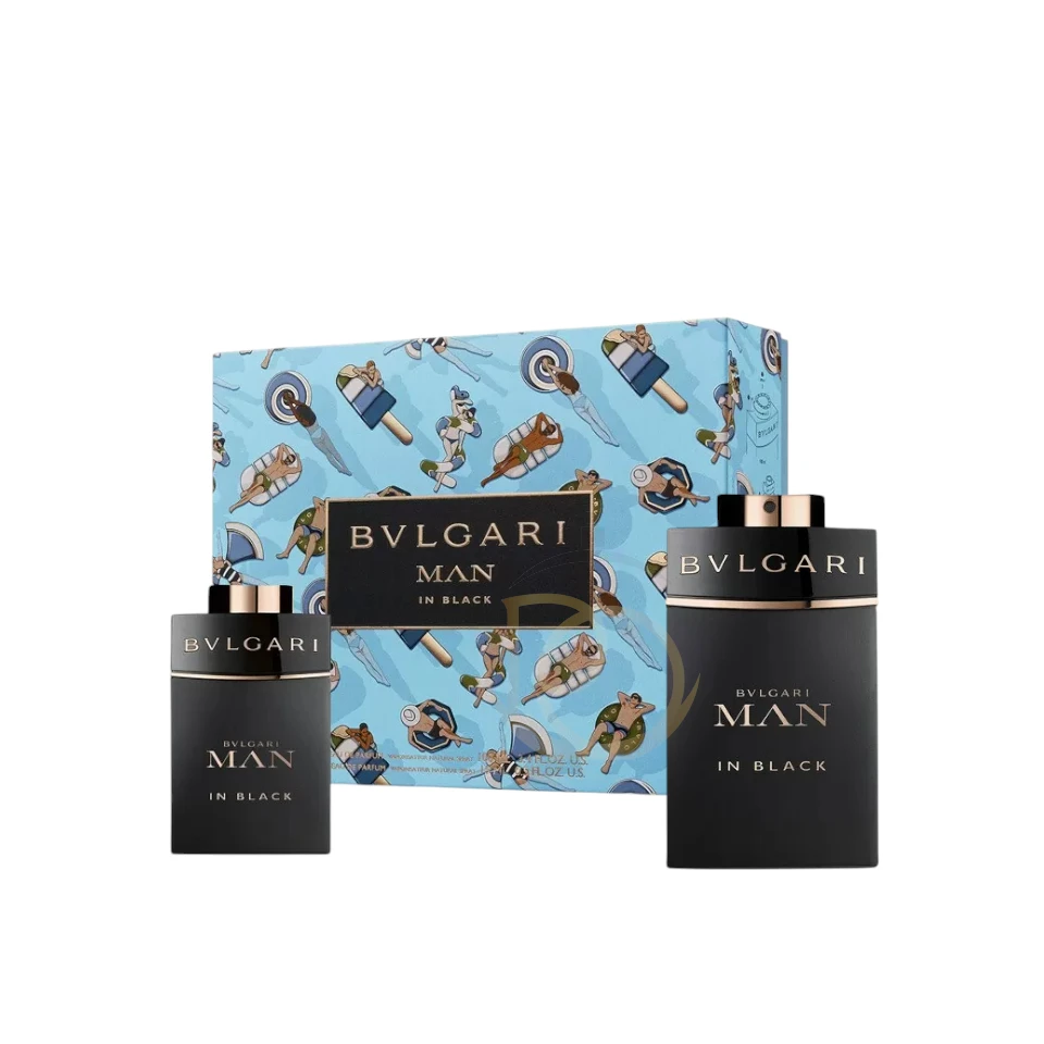Frasco de Bvlgari Man In Black negro y cuadrado con letras doradas, acompañado del set de 2 piezas (2 PZS).