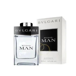 Frasco cuadrado y elegante de Bvlgari Man en tono blanco y ámbar, con tapa plateada y letras negras.