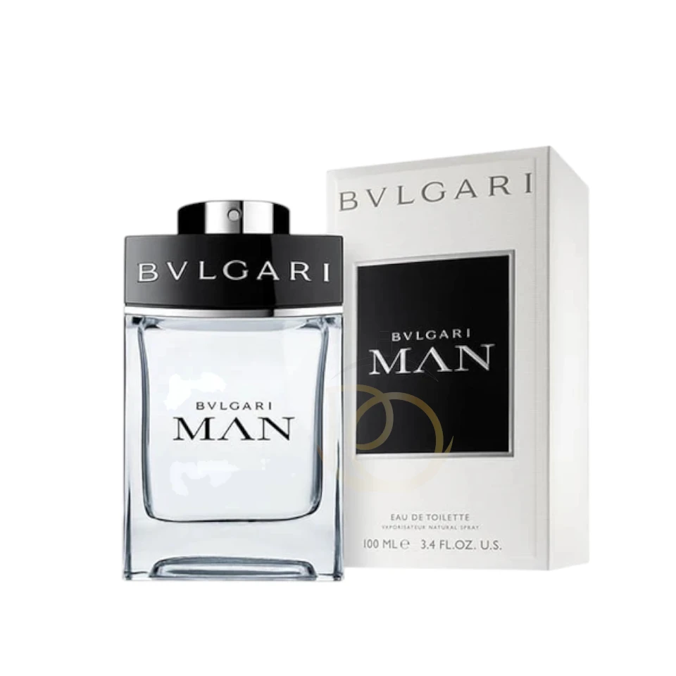 Frasco cuadrado y elegante de Bvlgari Man en tono blanco y ámbar, con tapa plateada y letras negras.