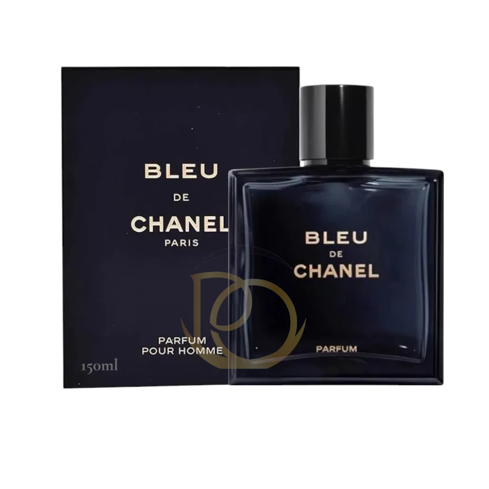 Frasco de Bleu de Chanel Parfum en cristal azul oscuro con letras doradas, reflejando lujo y máxima intensidad.