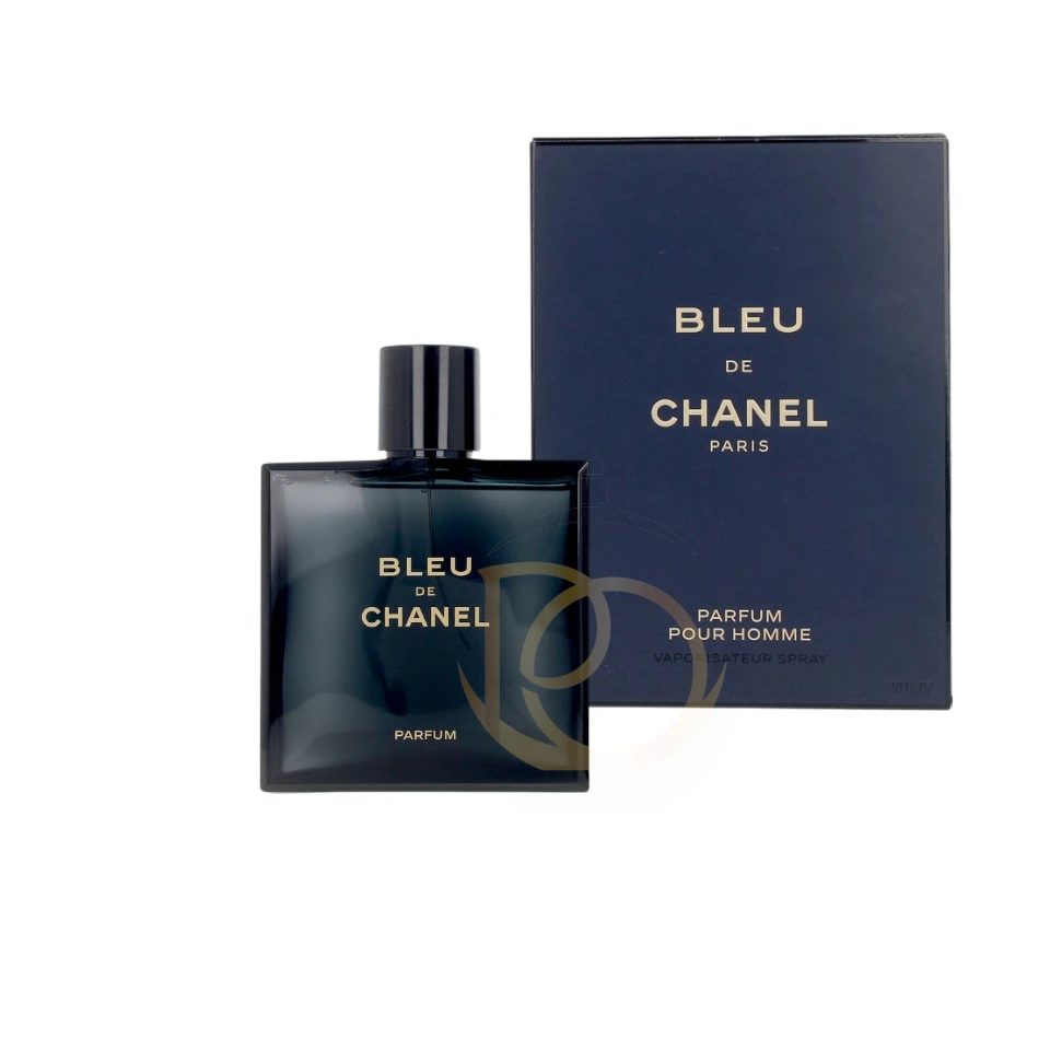 Frasco de Bleu de Chanel Parfum en cristal azul oscuro con letras doradas, reflejando lujo y máxima intensidad.