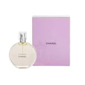 Frasco redondo de Chance Chanel Eau de Toilette con esencia líquida amarilla clara y detalles en plata.