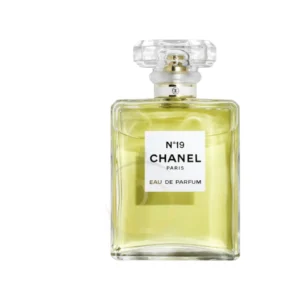 Botella de Chanel N°19 Poudré EDP, elegante, empolvada y moderna, símbolo de serenidad sofisticada.