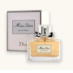 Perfume femenino romántico con notas cítricas, florales y amaderadas.