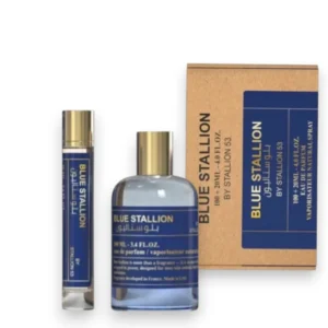 Elegante frasco de Blue Stallion Emper sobre fondo oscuro metálico, resaltando su fuerza masculina.