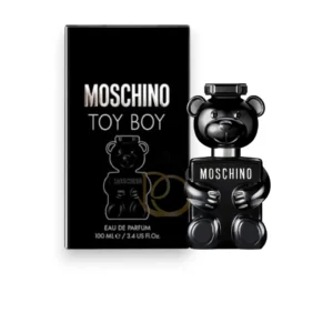 Elegante frasco de oso negro brillante del perfume Toy Boy de Moschino sobre un fondo de lujo.