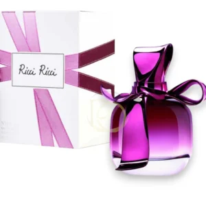 Frasco de cristal en color púrpura profundo con un elegante lazo metálico esculpido del perfume Ricci Ricci Nina Ricci EDP.