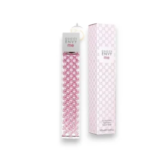 Frasco alargado con el icónico patrón de logotipos en color rosa del perfume Envy Me Eau de Gucci.