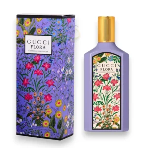 Frasco alargado en color lila vibrante con diseño botánico del perfume Flora Gorgeous Magnolia.