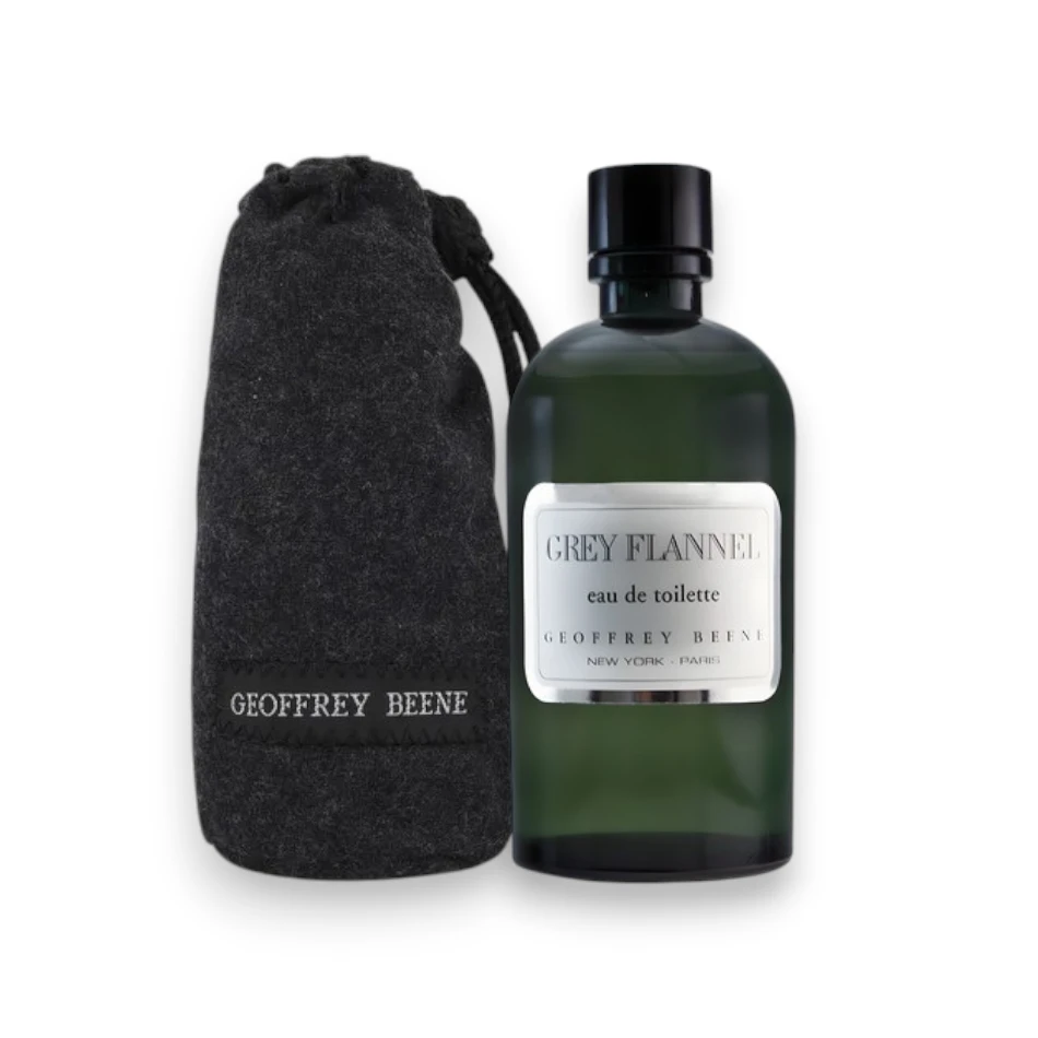 Perfume Grey Flannel de Geoffrey Beene, el icónico frasco envuelto en su clásica bolsa de franela.