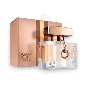 Frasco de cristal ahumado con detalles dorados y un elegante colgante del perfume Gucci By Gucci.