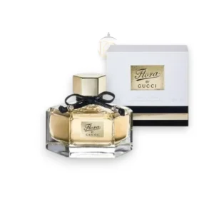 Frasco hexagonal de cristal con lazo negro y tipografía clásica del perfume Gucci Flora By.