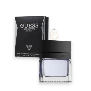 Frasco de cristal transparente del perfume Guess Seductive con su icónico dije de corazón metálico.