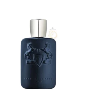 Icónico frasco azul de Layton EDP, un perfume que equilibra la frescura vibrante y el lujo adictivo.