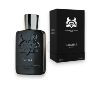 Elegante frasco oscuro de Parfums de Marly Carlisle, la esencia del misterio y la opulencia real.