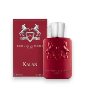 Vibrante frasco rojo de Parfums de Marly Kalan, la esencia de la fuerza especiada y el lujo moderno.
