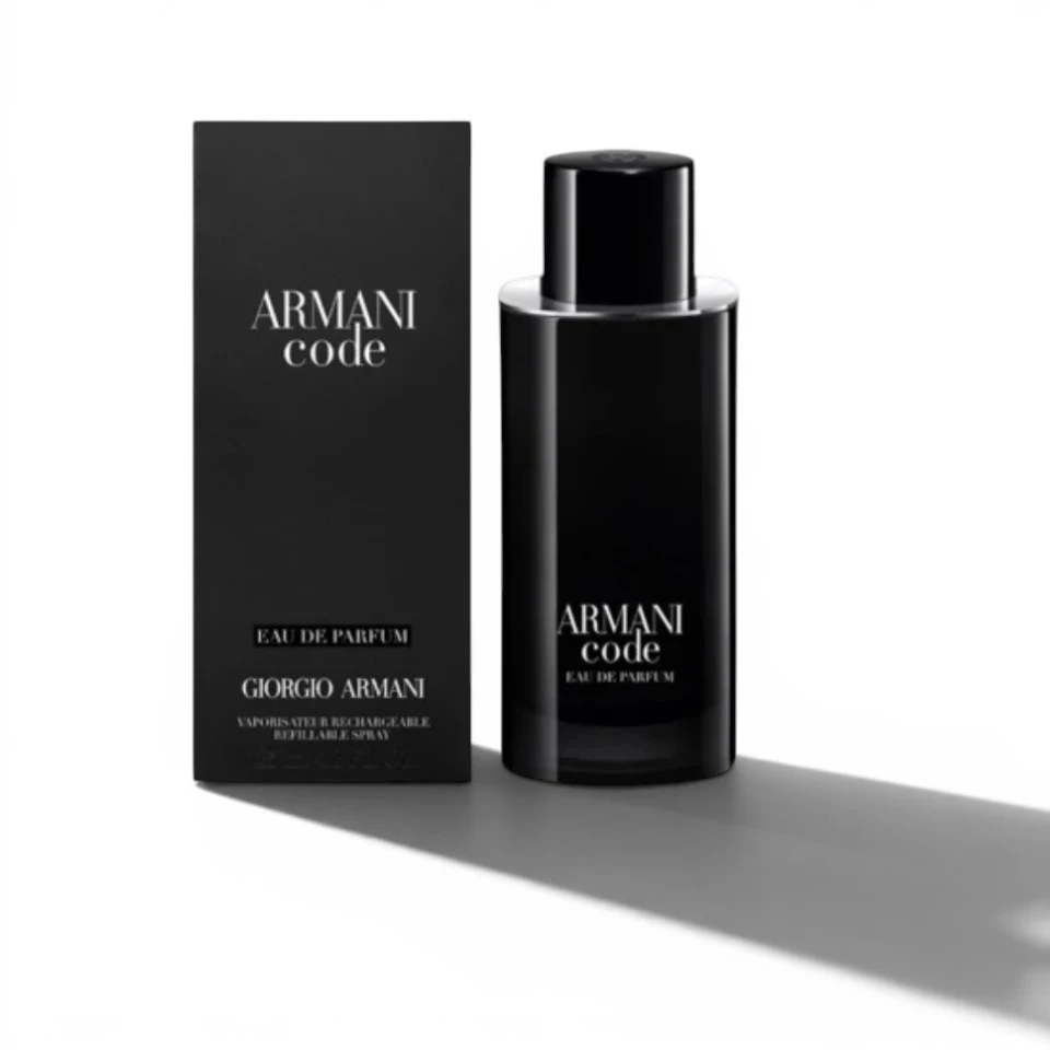 Elegante frasco negro brillante de Armani Code EDP con diseño recargable que evoca lujo y sofisticación.