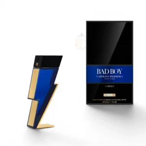 Frasco de perfume en forma de rayo azul cobalto sobre un fondo elegante y oscuro con destellos.