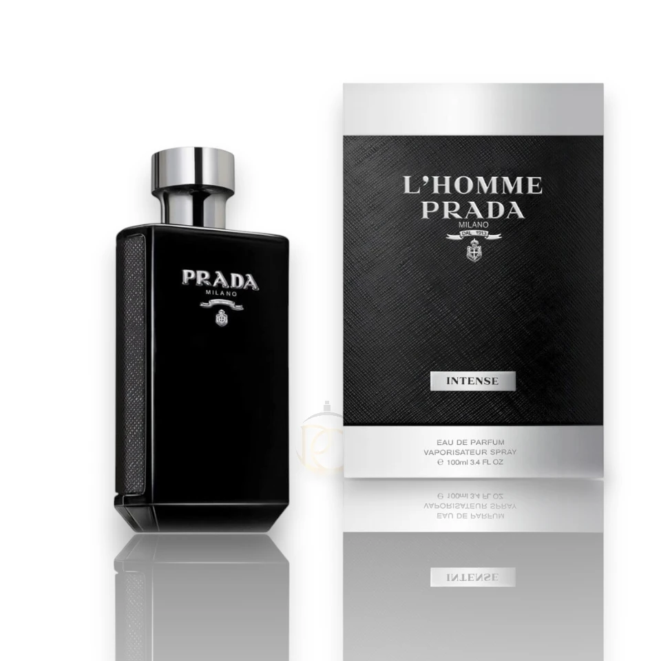 Botella de perfume cilíndrica con un imponente diseño en color negro opaco y detalles plateados que reflejan sobriedad y lujo.