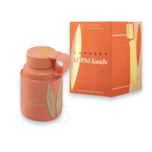 Frasco de Odyssey Li´Chi Lush entre pétalos de rosa y lichis frescos, evocando elegancia y frescura.