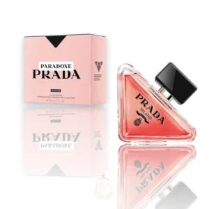 Frasco triangular recargable que desafía las formas tradicionales, exhibiendo el intenso tono rosado del perfume y el gran logo negro de la firma.
