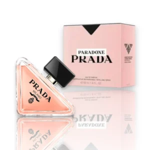 Botella de vidrio recargable con un icónico diseño triangular inclinado, que muestra el delicado líquido rosa con el logotipo negro de la marca.