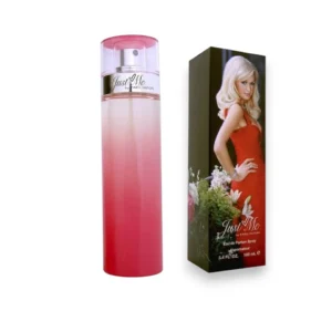 Frasco estilizado de Paris Hilton Just Me con diseño de líneas puras y un toque de rosa cautivador.