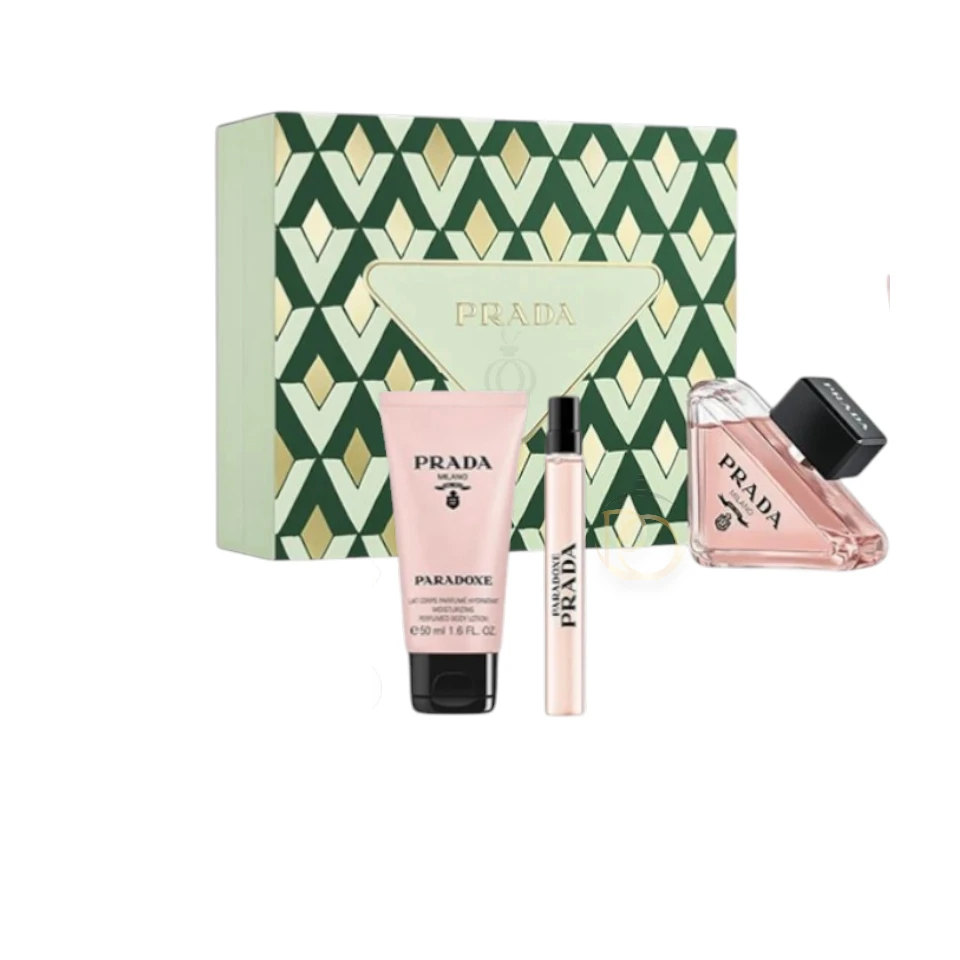 Elegante caja de regalo de la marca que contiene el frasco triangular de perfume junto a sus productos complementarios de la misma línea.