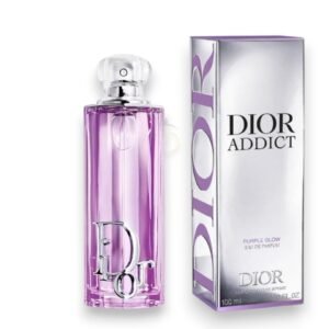 Elegante frasco de perfume con destellos púrpuras y detalles dorados sobre un fondo oscuro y lujoso.
