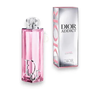 Frasco de vidrio facetado en tonos rosa pastel con sutiles destellos bajo una luz suave y romántica.