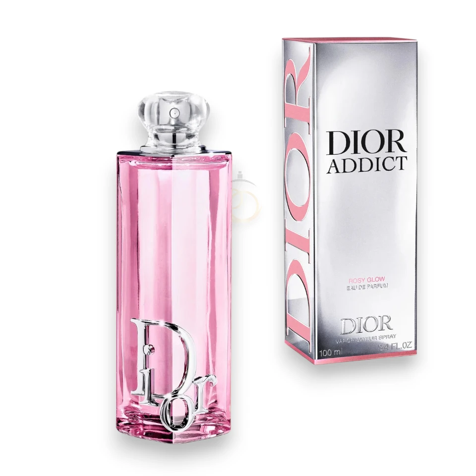 Frasco de vidrio facetado en tonos rosa pastel con sutiles destellos bajo una luz suave y romántica.