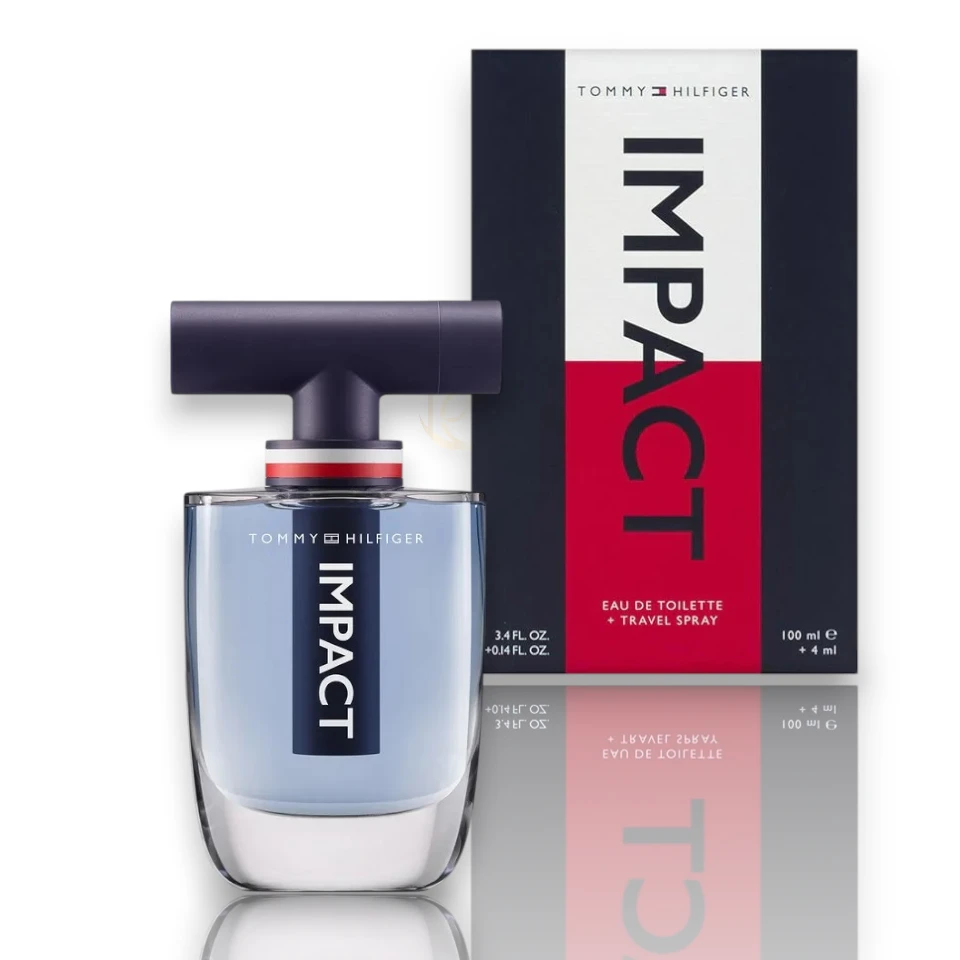 Perfume masculino en frasco de vidrio transparente con una imponente tapa azul en forma de T.