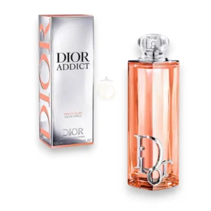 Frasco de perfume en tonos durazno cristalino con destellos dorados bajo una luz cálida y natural.