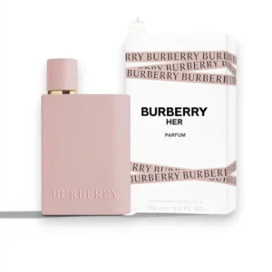 Frasco minimalista del perfume Burberry Her Parfum rodeado de bayas silvestres sobre un fondo elegante.