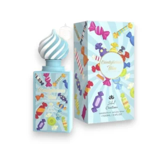 Elegante frasco de cristal del perfume Candylicious Bliss rodeado de sutiles flores de jazmín.