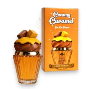 Frasco lujoso de Creamy Caramel expuesto sobre un fondo de caramelo dorado fluyendo y vainas de vainilla.