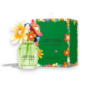 Frasco de Daisy Wild Eau So Intense con su icónico tapón de flores silvestres en un prado verde.