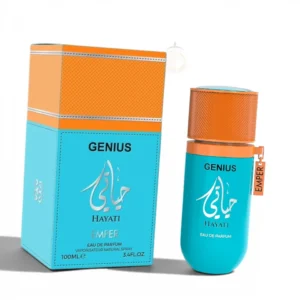 Elegante botella del perfume Emper Genius Hayati rodeada de maderas finas y frutos silvestres.