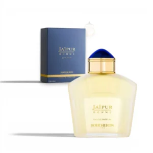 Frasco arquitectónico del perfume Jaipur Homme EDP sobre una superficie de madera fina y especias.