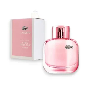 Frasco rosa pastel de L12 Sparkling Lacoste, reflejando el espíritu dulce y juguetón de su aroma.