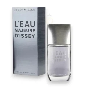 Perfume masculino con frescura cítrica, corazón amaderado y base cálida.
