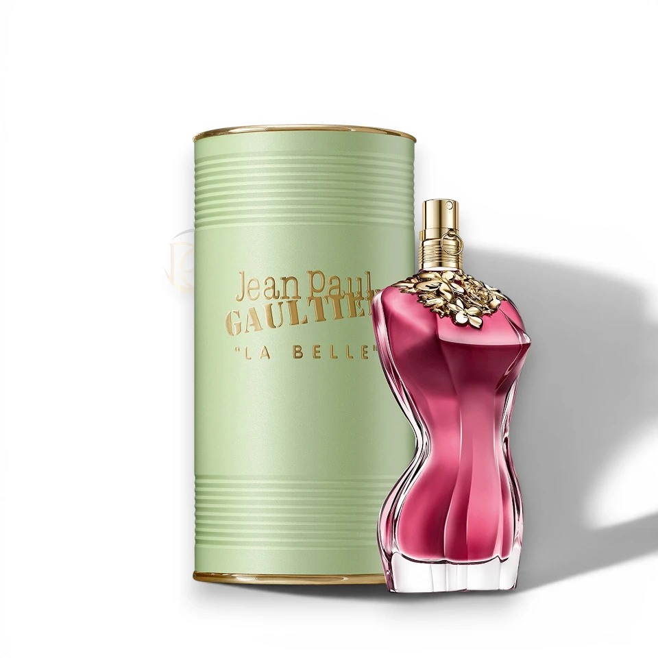 Silueta femenina tallada en cristal con un elegante collar de rosas doradas en el cuello del frasco.